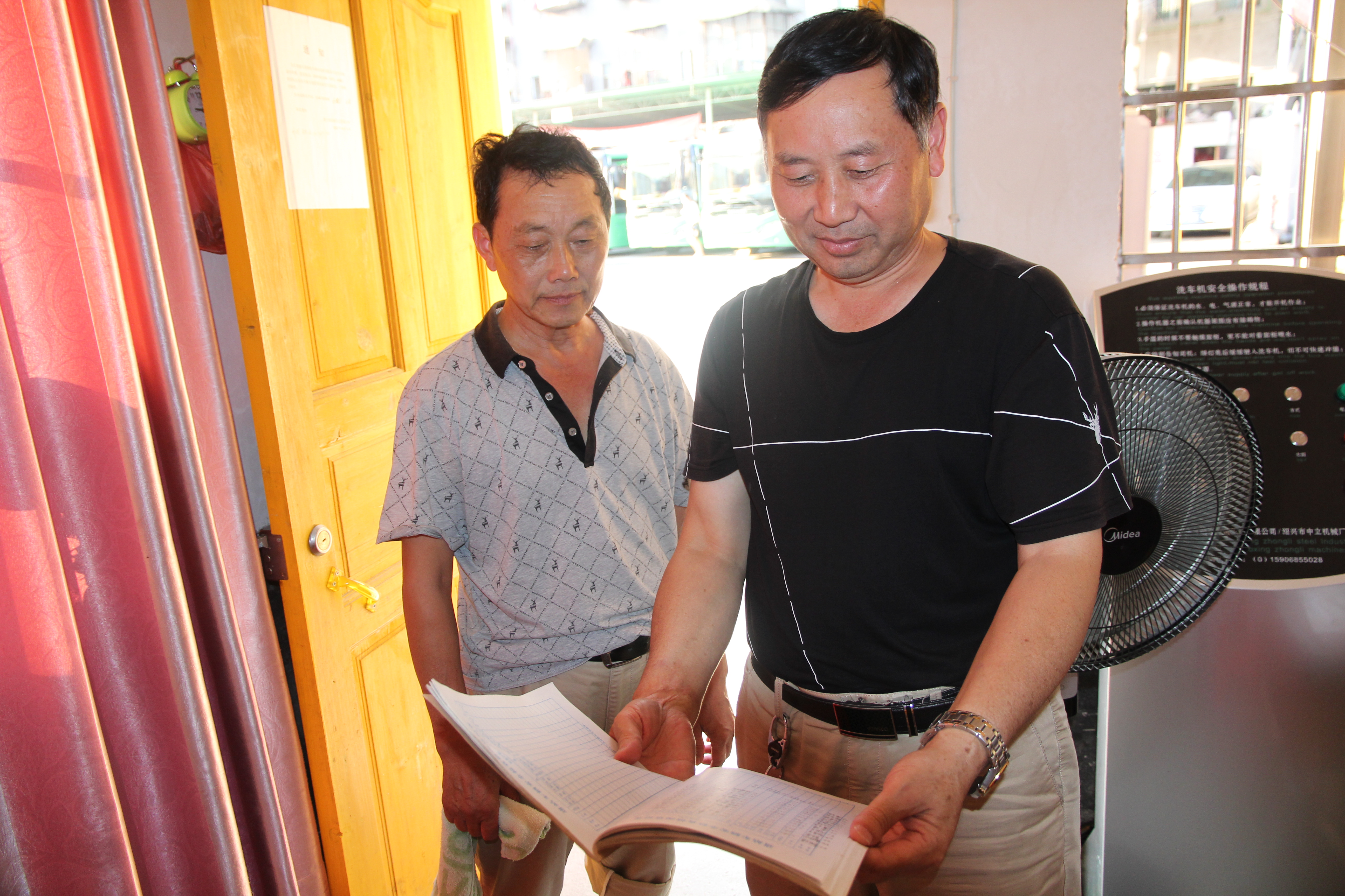 干工作就要盡力干好 ——記集團公司優(yōu)秀黨員、綏寧綠洲公汽公司經(jīng)理李茂良 祖   冠