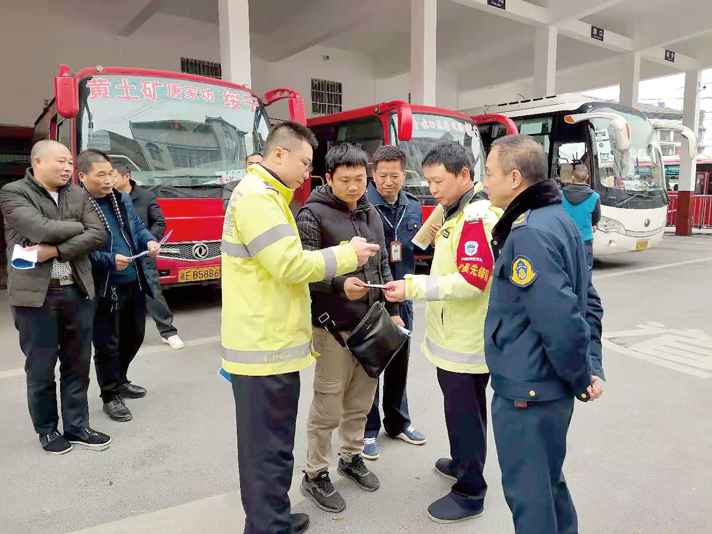 12月2日是全國交通安全日。當天上午10時，綏寧分公司汽車總站舉行“知危險會避險、安全文明出行——關(guān)注農(nóng)村交通安全、暢行美麗鄉(xiāng)村”122交通安全日主題宣傳活動。 ? 此活動用生動的事例教育廣大從業(yè)人員樹立美麗鄉(xiāng)村安全暢行責任意識、服務(wù)意識，進一步增強廣大從業(yè)人員安全事故的防范意識、辨別意識，緊急避險應(yīng)急處理方法。 省高速交警綏寧大隊、綏寧縣運管所等負責人到活動現(xiàn)場進行指導(dǎo)。  劉永松